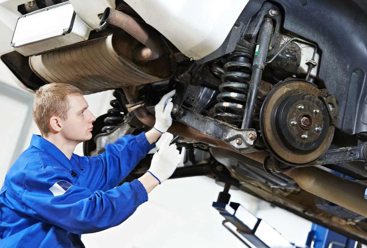 Mechanik sprawdza zawieszenie samochodu