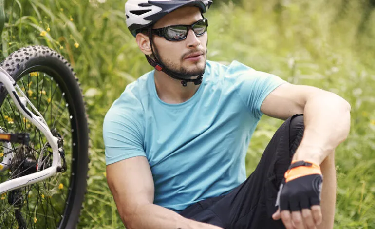 rowerzysta w okularach fotochromowych w lesie