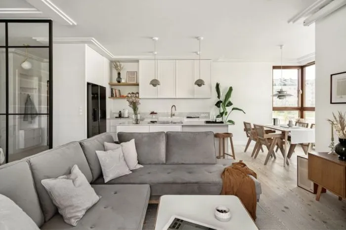 nowoczesny salon z gładkim białym sufitem