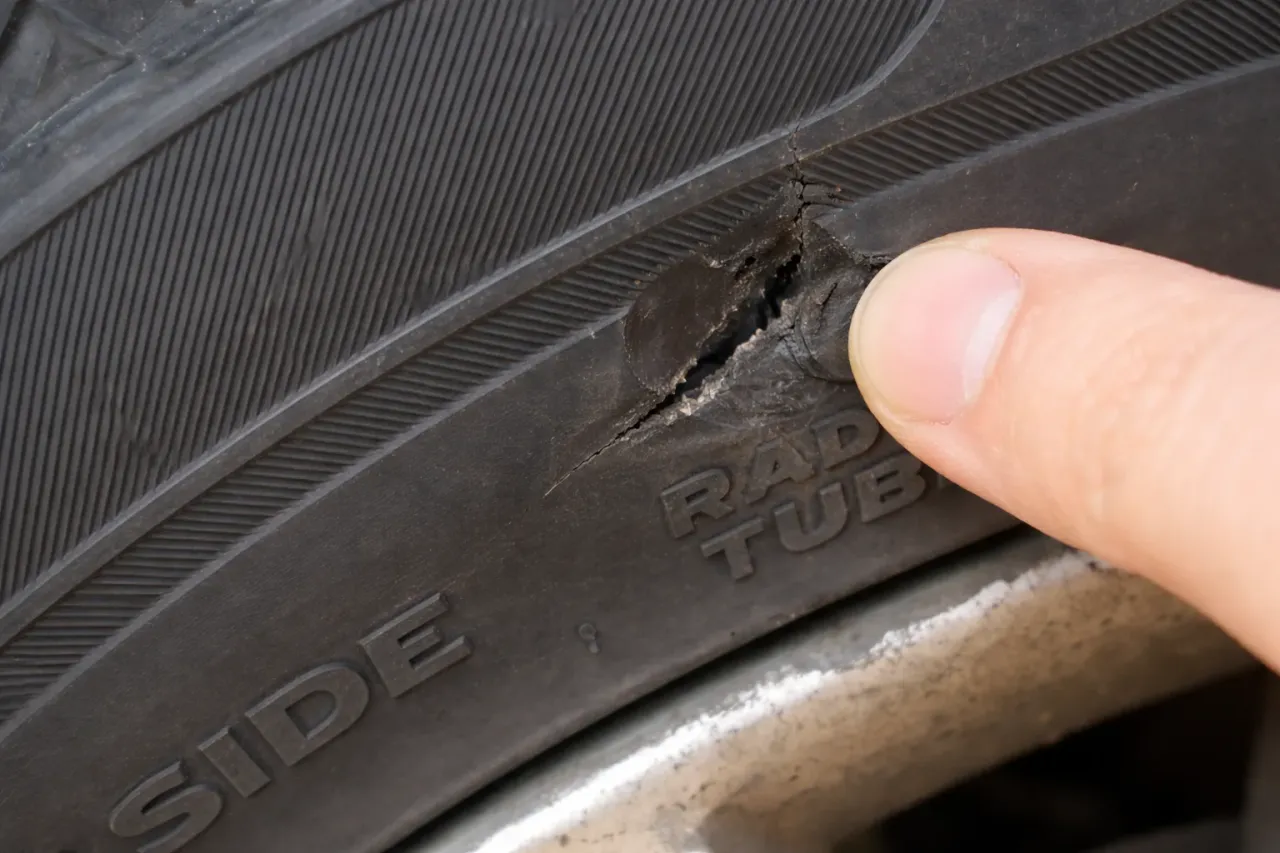 Uszkodzona opona motocyklowa wybrzuszenie pęknięcia