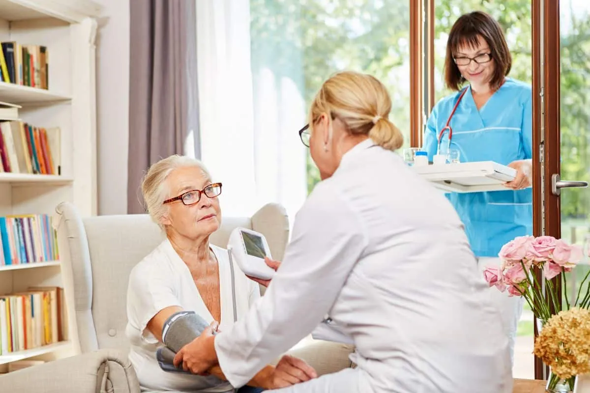 Lekarz rodzinny rozmowa z pacjentem i rodziną