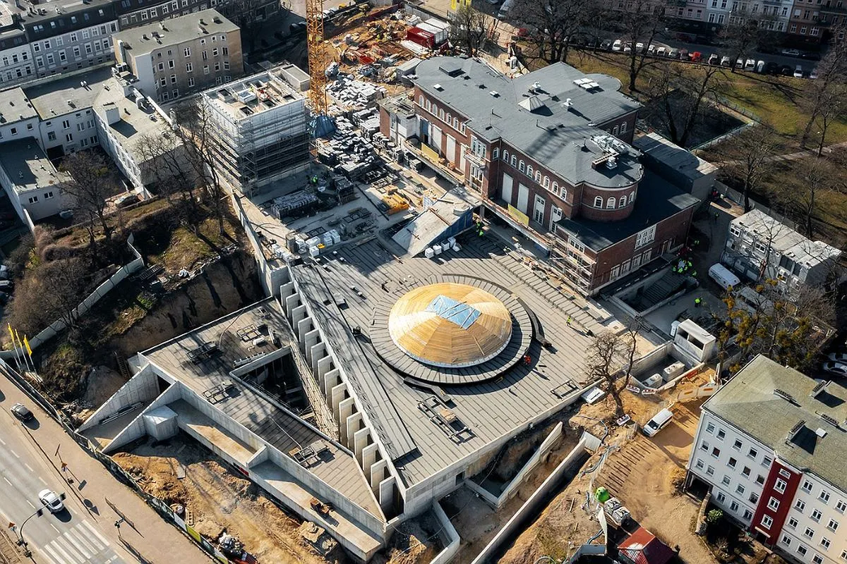 Budowa Teatru Polskiego w Szczecinie wkracza w decydującą fazę. Kiedy otwarcie? Nowoczesna architektura z kopułą robi wrażenie.