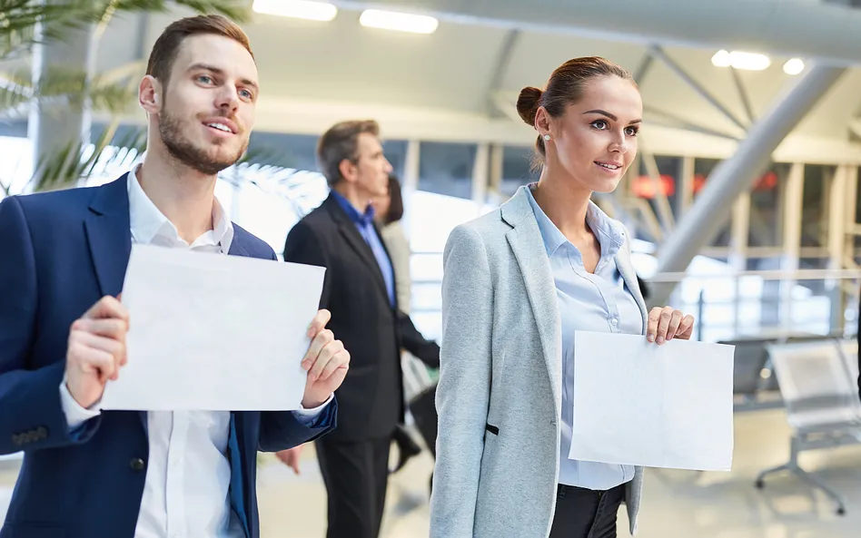 kierowca z tabliczką na lotnisku