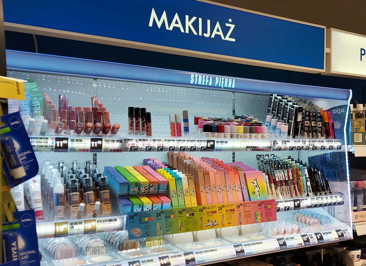 Kolorowe kosmetyki Genzie na p&oacute;łce sklepowej. Sprawdź, ile kosztują kosmetyki Genzie, od szminek po cienie do powiek.