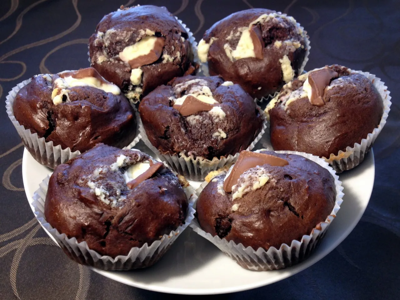 Pyszne muffinki na maślance, z kawałkami czekolady, wyglądają apetycznie.