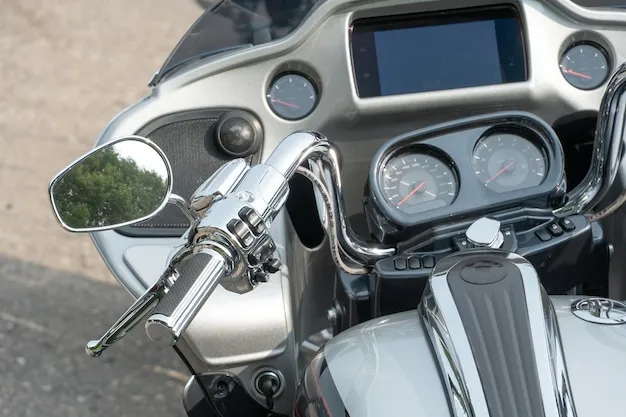 Chromowane elementy motocykla z bliska