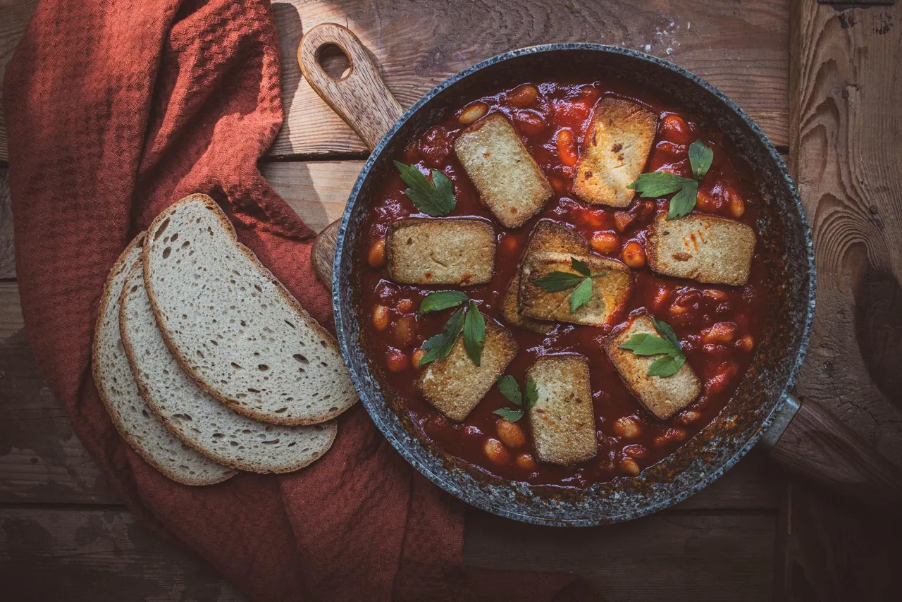 Fasolka w sosie pomidorowym z pieczywem i boczkiem