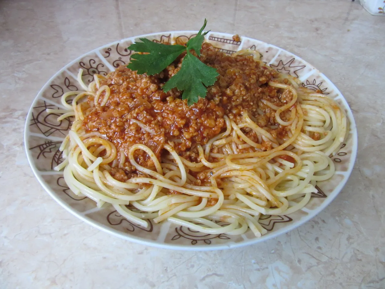 Pyszne spaghetti z mięsem mielonym i sosem pomidorowym, idealne do przygotowania w domu.