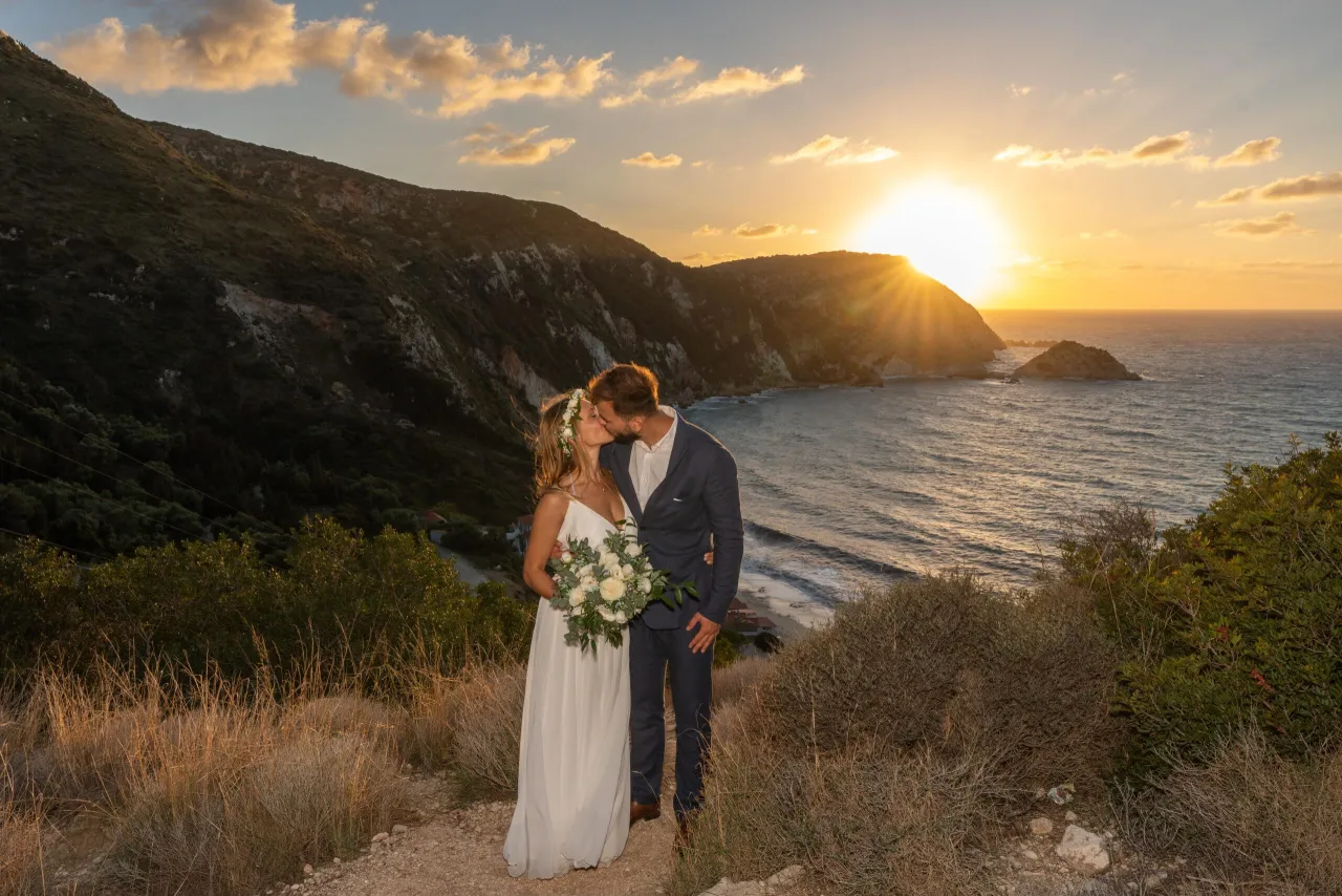 para młoda na tle greckiego krajobrazu