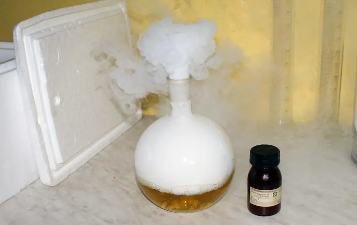 eksperyment suchy l&oacute;d zmienia kolor wskaźnika pH