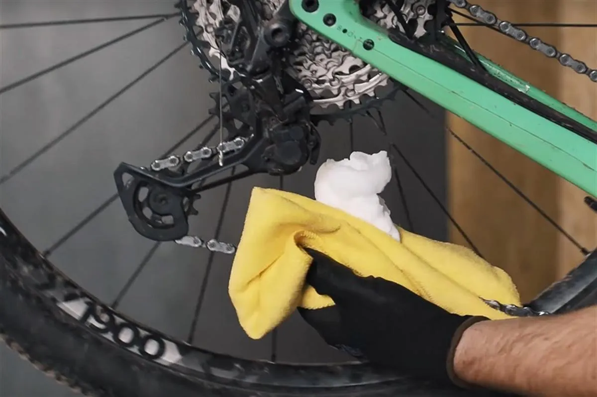 czyszczenie i smarowanie łańcucha rowerowego