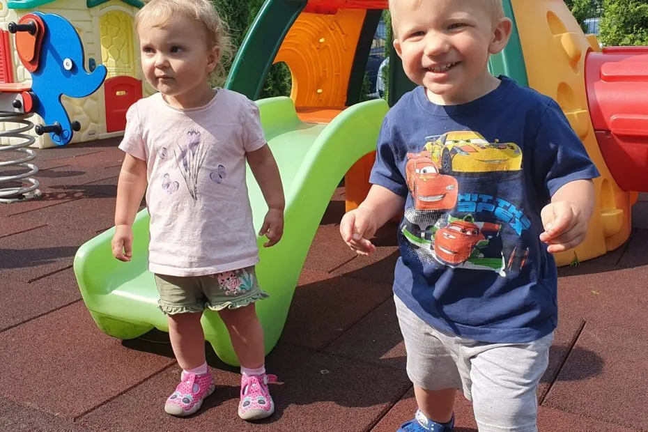 Dzieci bawiące się na placu zabaw w żłobku