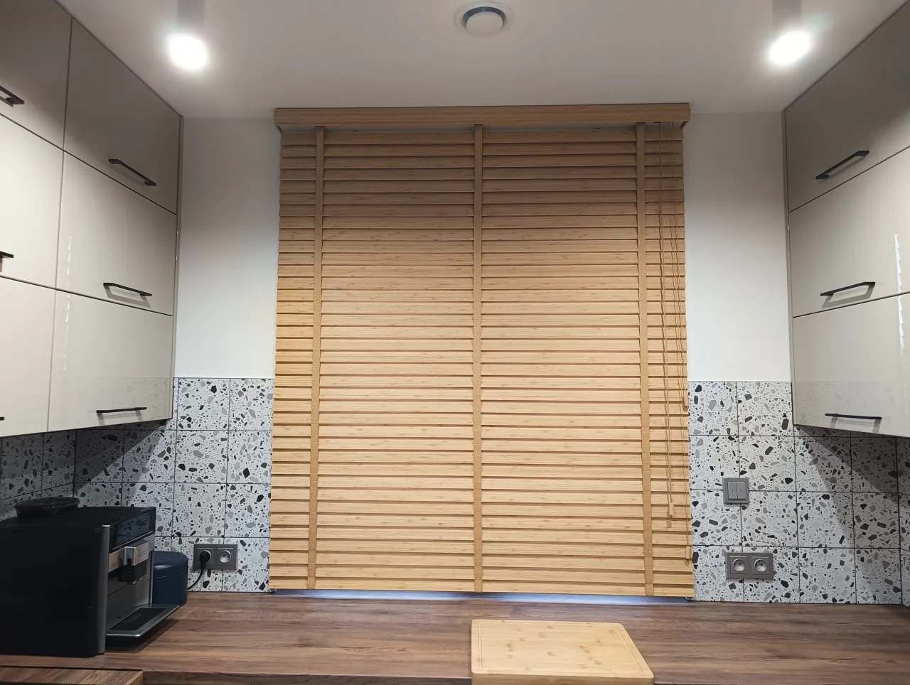 żaluzje drewniane czy bambusowe łatwość czyszczenia