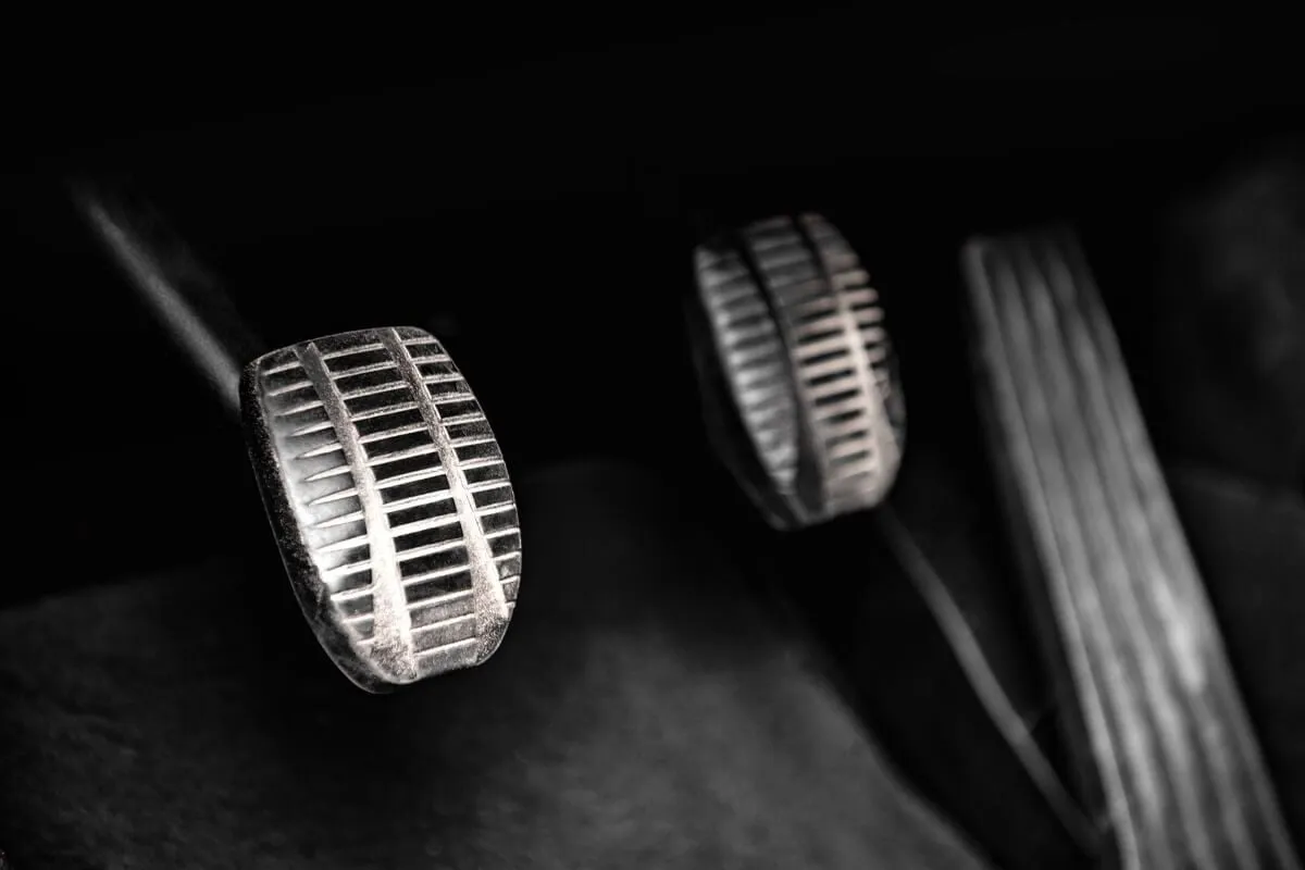 uszkodzona pompa sprzęgła objawy pedał