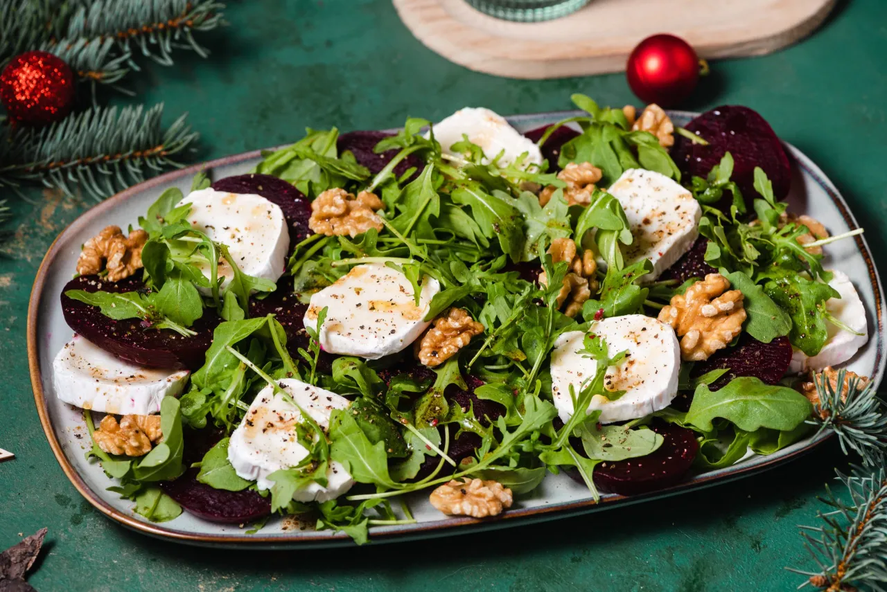 elegancko podane buraki z kozim serem