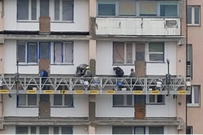 Uszkodzony balkon w bloku mieszkalnym