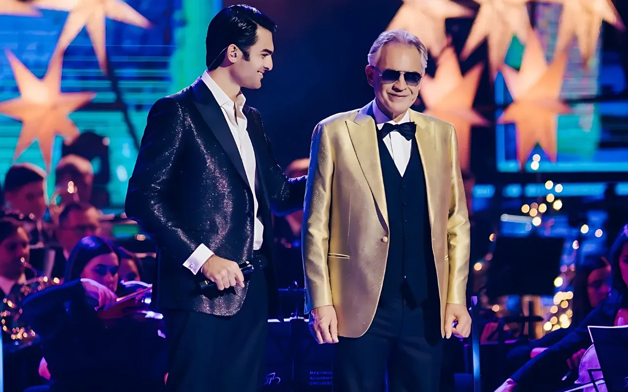 Andrea Bocelli w złotej marynarce i młody artysta na scenie z orkiestrą. Zastanawiasz się, ile trwa koncert Andrea Bocelli?