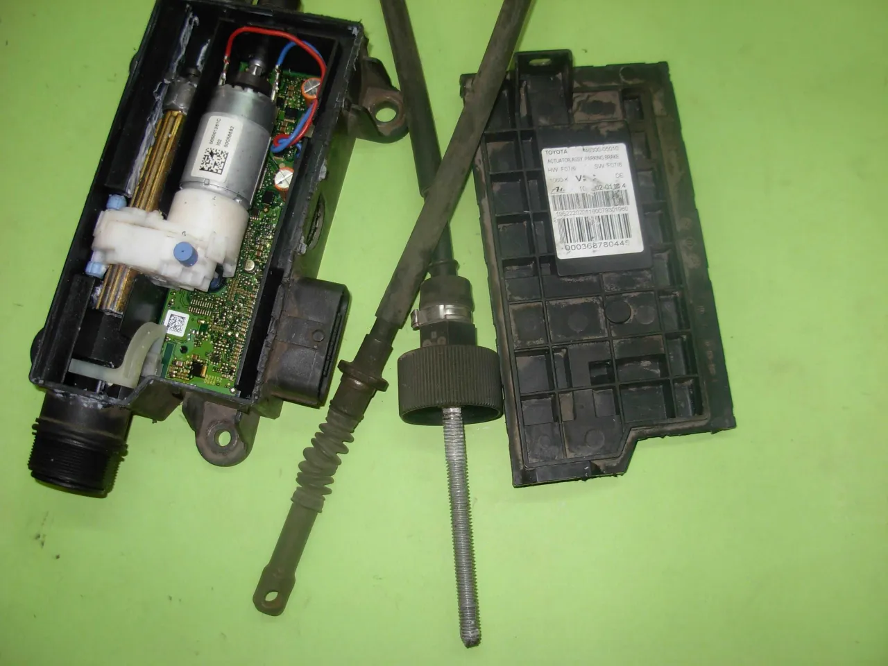 Elementy mechanizmu hamulca ręcznego elektrycznego Toyota Avensis. Rozwiązanie problemu, jak odblokować hamulec ręczny elektryczny Toyota Avensis.