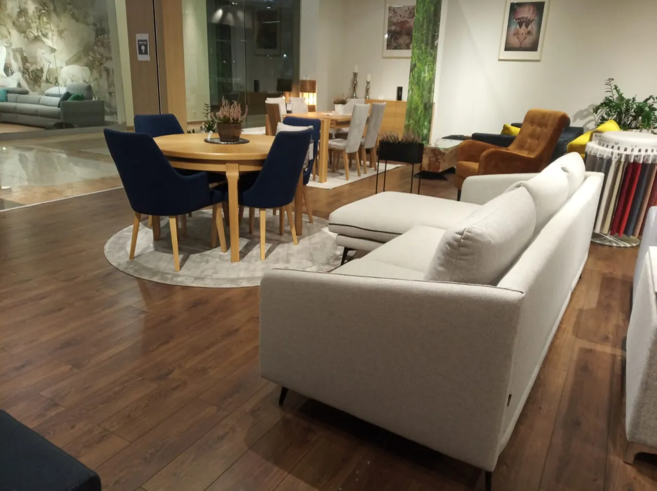 r&oacute;żne style krzeseł i kanap w salonie