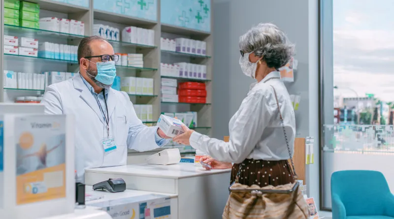 Apteka / Farmaceuta wydający leki