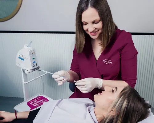 dentysta podający znieczulenie komputerowe the wand