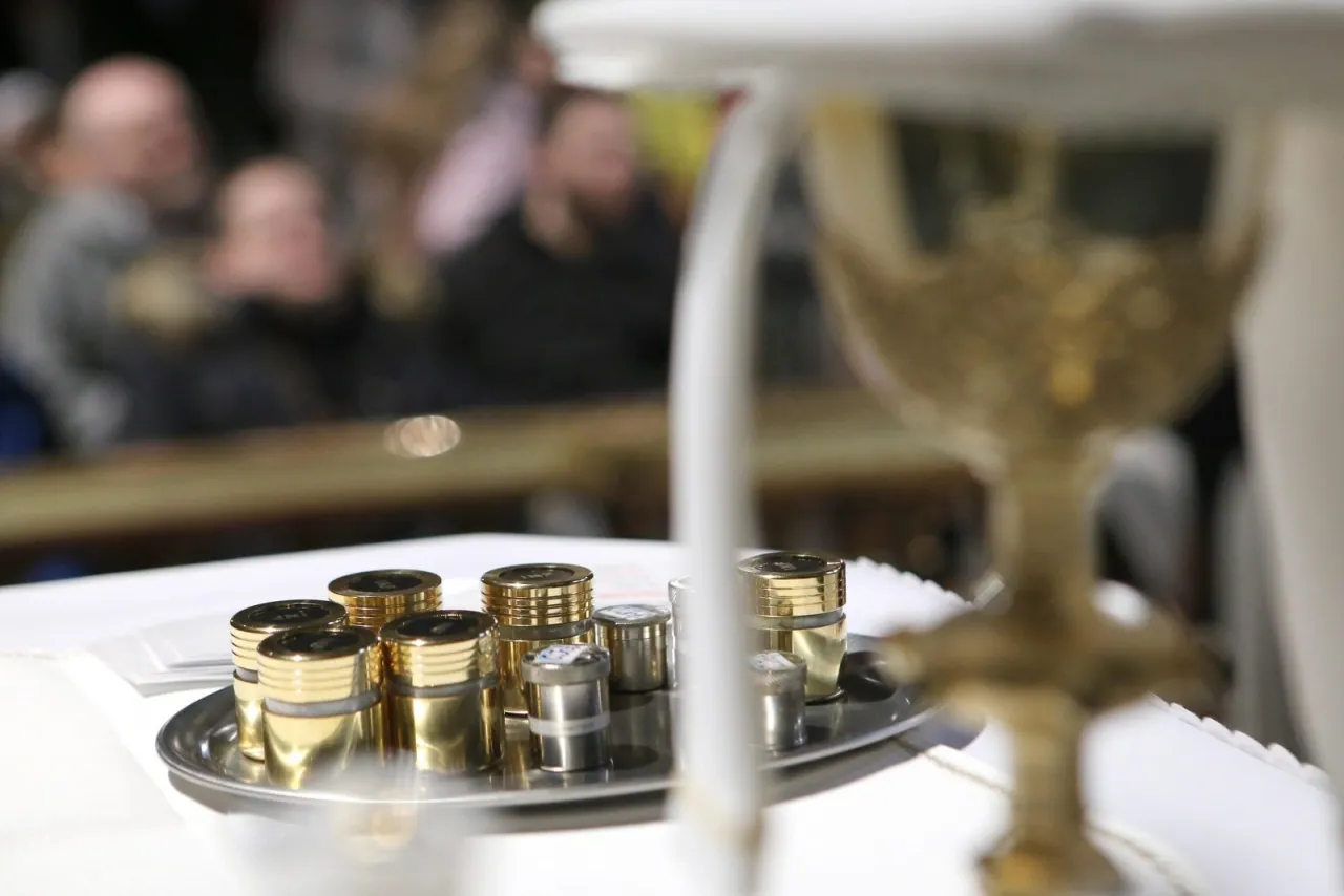 Osoba starsza przyjmująca namaszczenie chorych