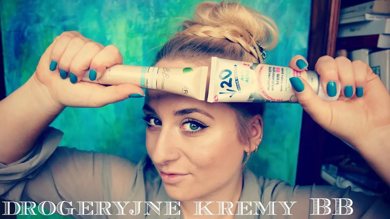 kobieta testująca krem BB w drogerii