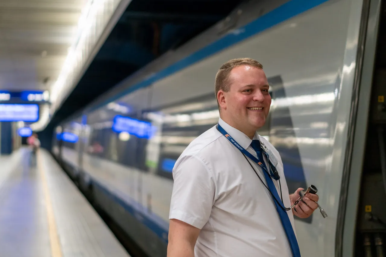 Konduktor Pendolino w pracy, wnętrze pociągu EIP