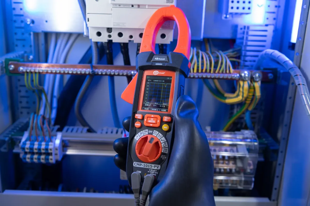 multimetr cęgowy w instalacji fotowoltaicznej
