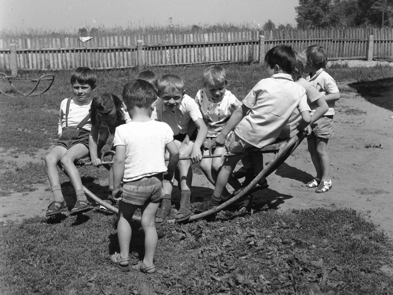 dzieci bawiące się na trzepaku stare zdjęcie