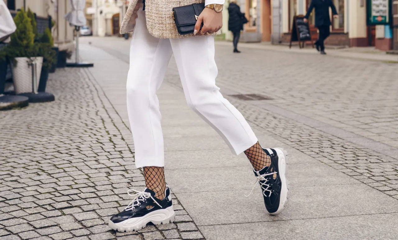 białe spodnie stylizacje inspiracje