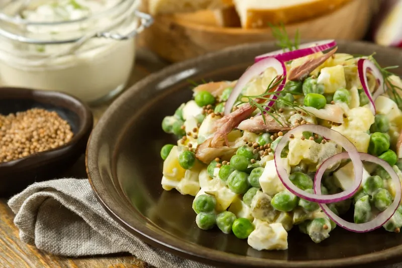 sałatka z wędzonym pstrągiem