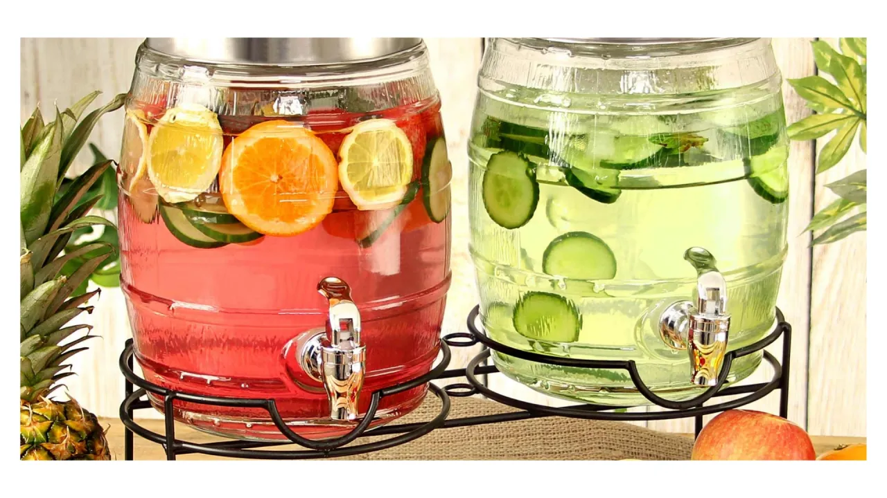 słój z lemoniadą i kranikiem