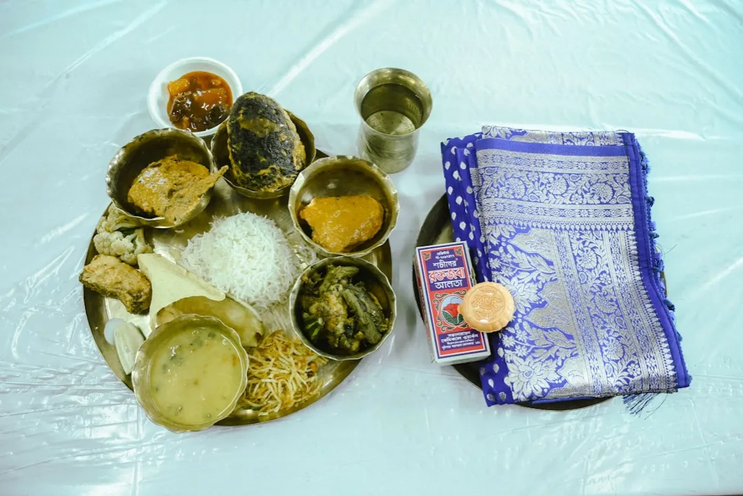 różnorodność potraw curry z różnych kuchni świata (indyjskie, tajskie, japońskie)