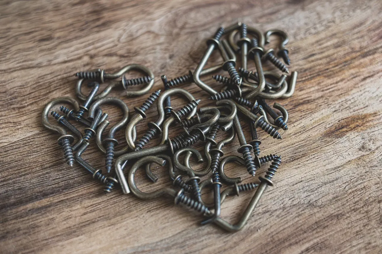 r&oacute;żne rodzaje kotew do gruntu