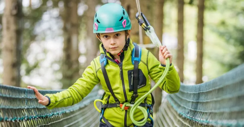 dziecko w kasku wspinaczkowym g&oacute;ry