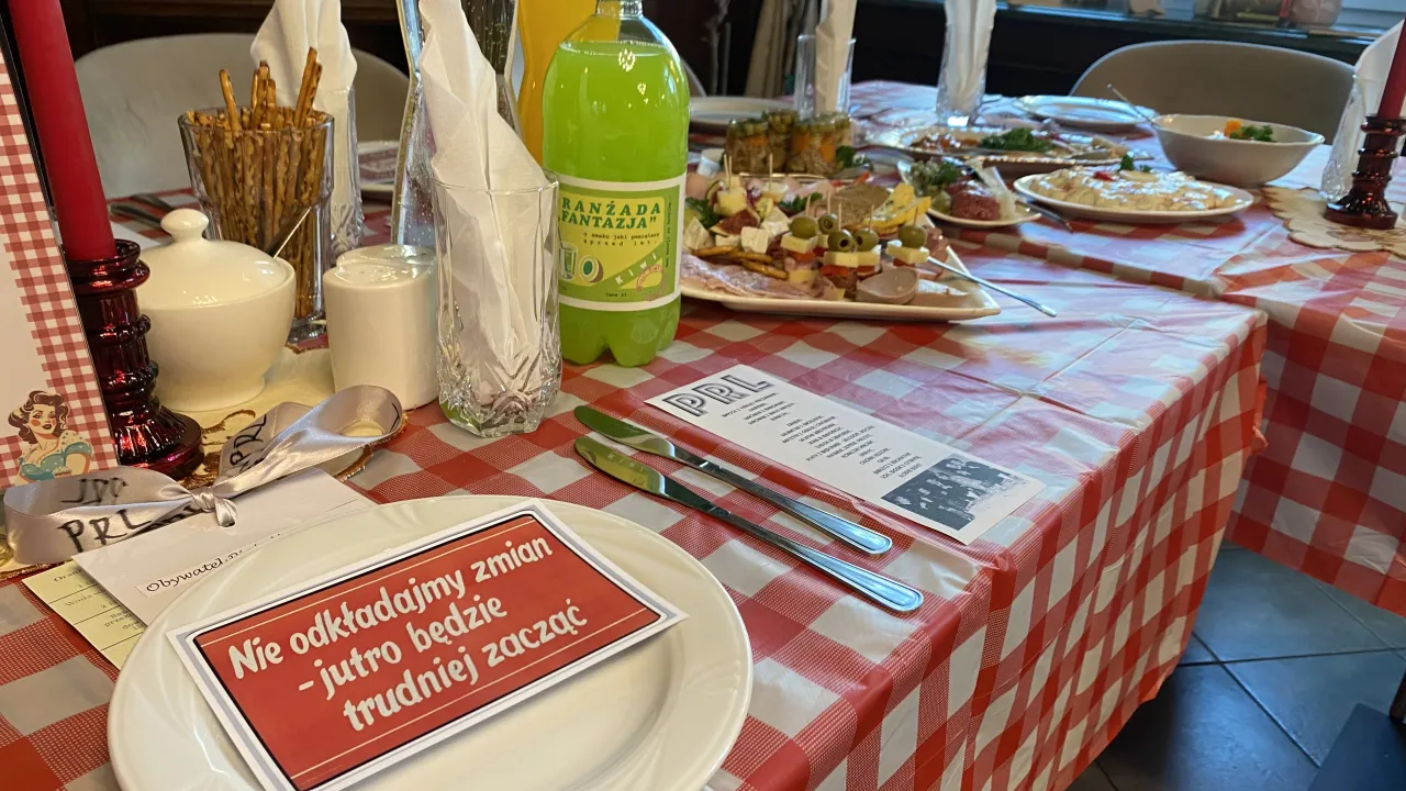 Impreza w stylu PRL wystrój, dekoracje PRL