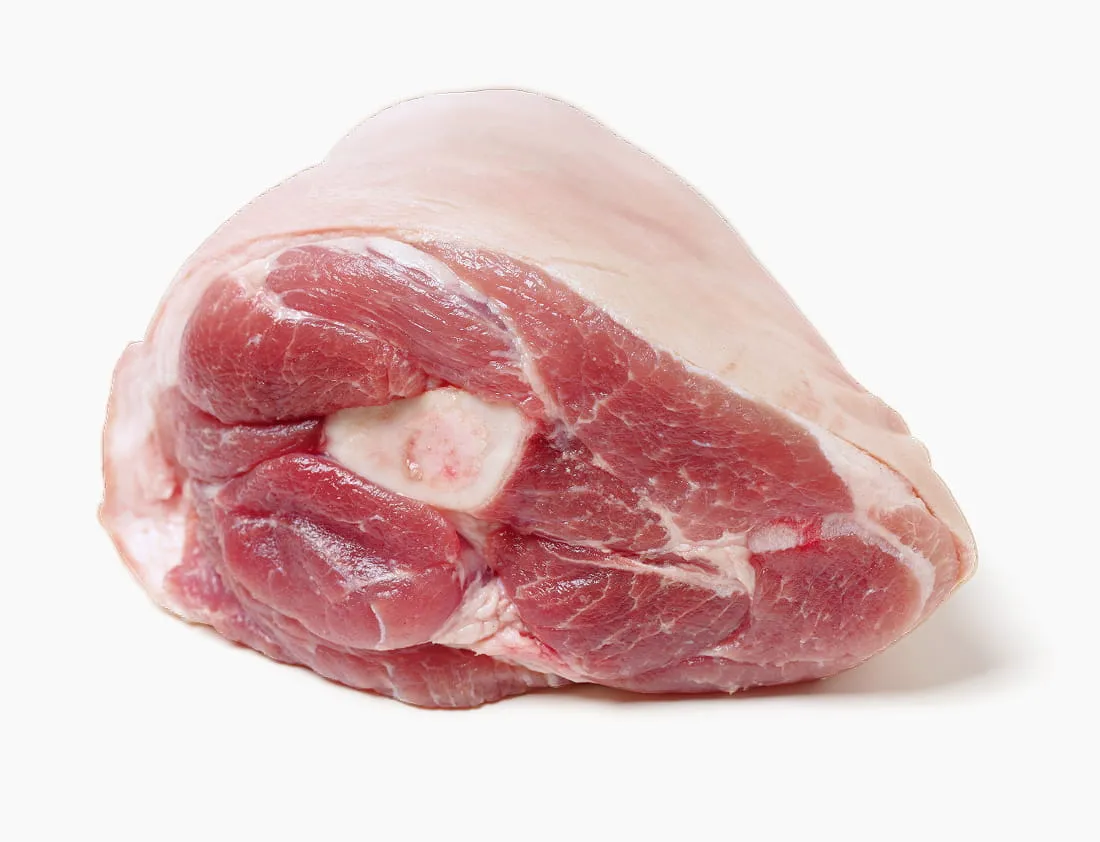 Świeża golonka wieprzowa w sklepie