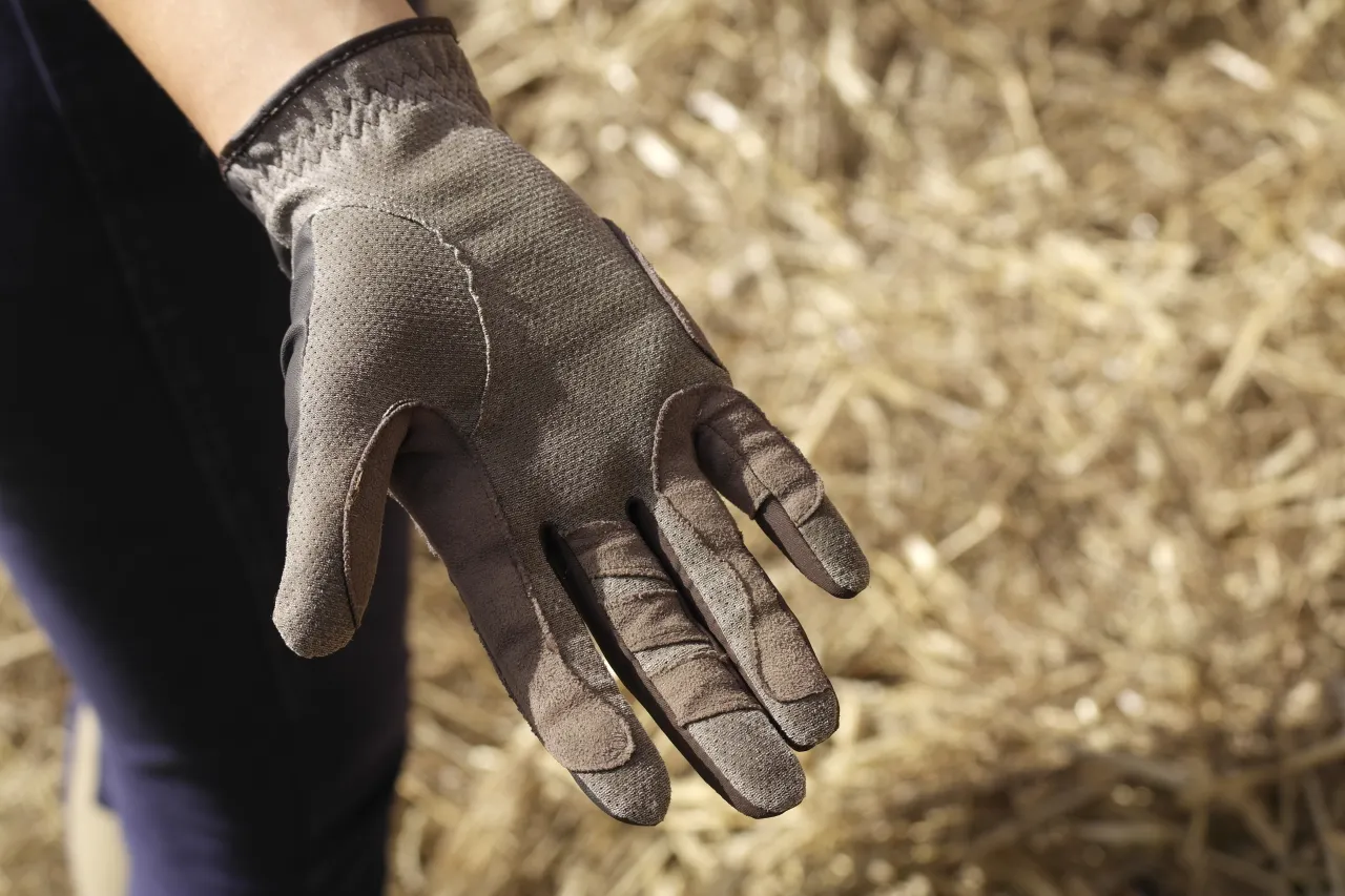 Jeździec w upale bez rękawiczek