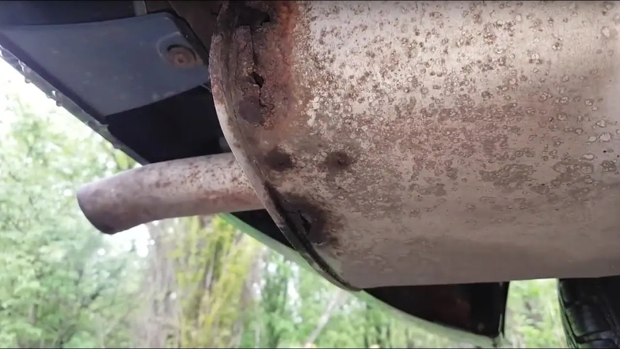 uszkodzenia tłumika ciągnika korozja pęknięcia