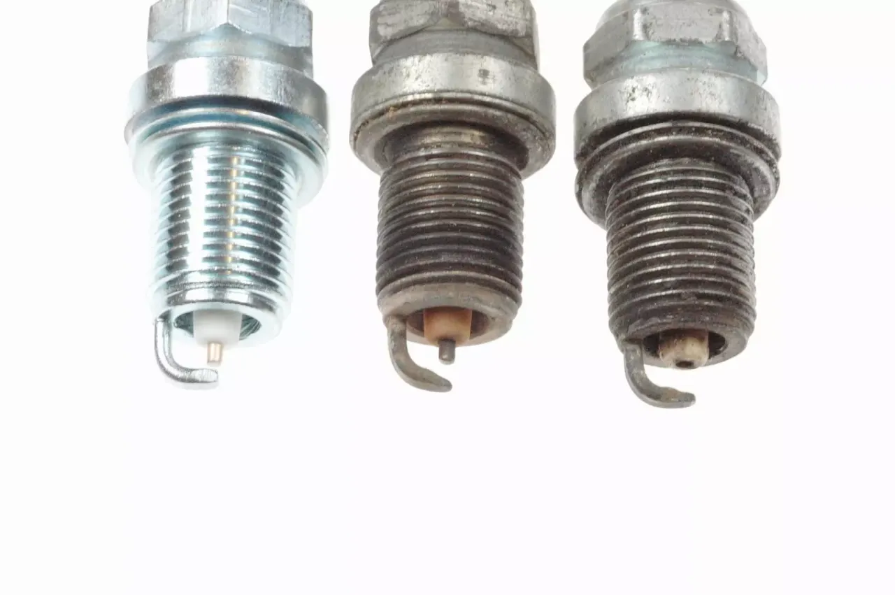 Zużyta świeca zapłonowa LPG vs nowa