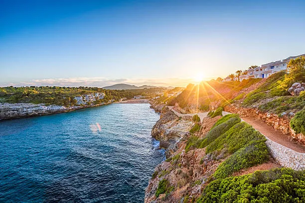 Romantyczny zach&oacute;d słońca nad zatoczką Cala d'Or Majorka