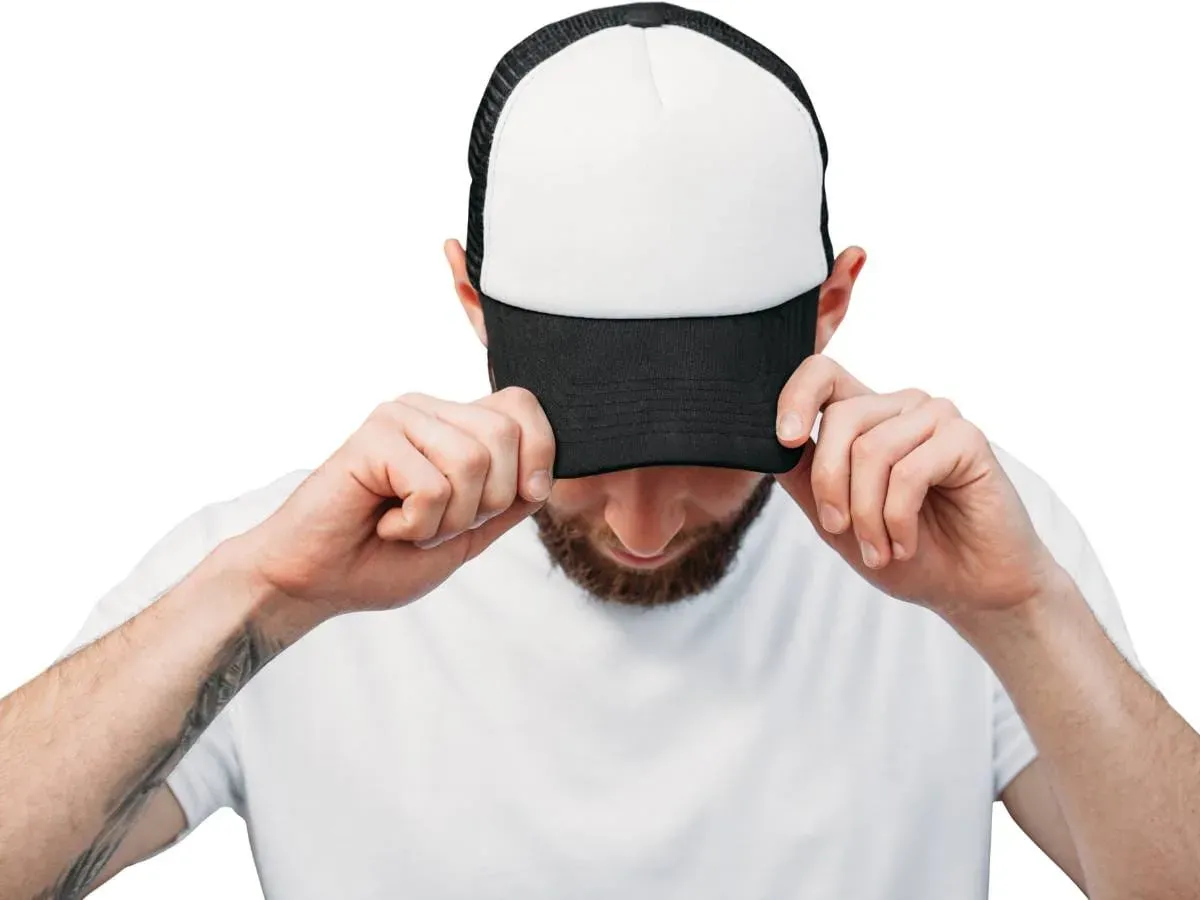 sprawdzanie metki czapki z daszkiem przed praniem