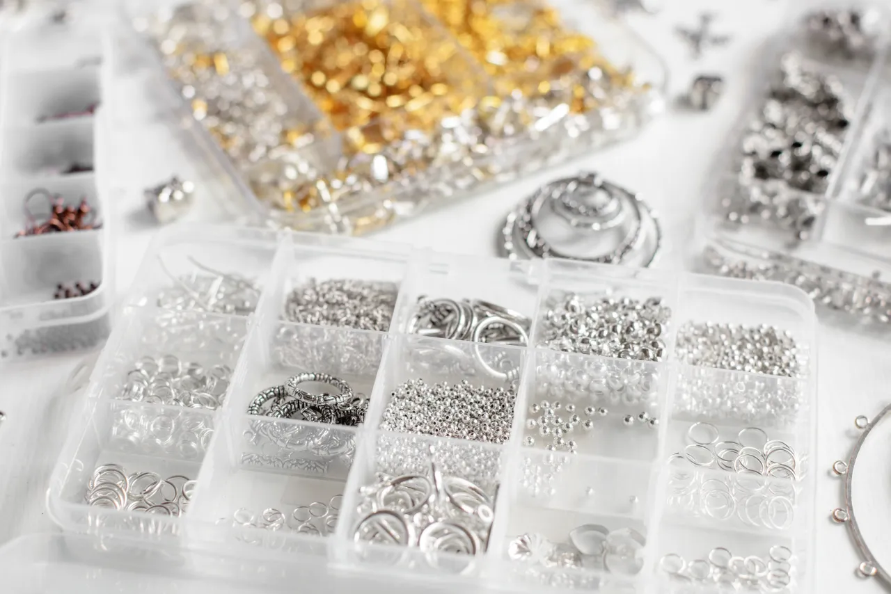 niezbędne półfabrykaty do biżuterii flat lay