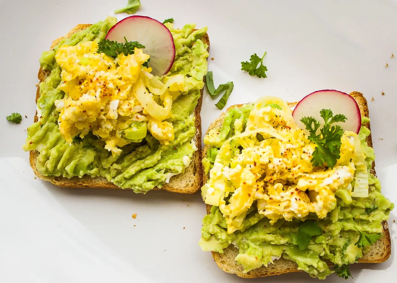 Śniadanie z guacamole i jajkami