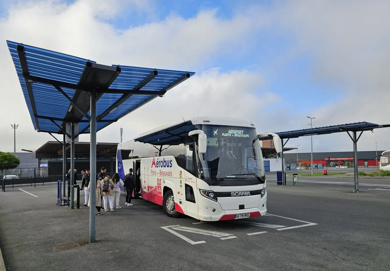Autobus Aerobus na lotnisku Paryż-Beauvais, z pasażerami wsiadającymi.