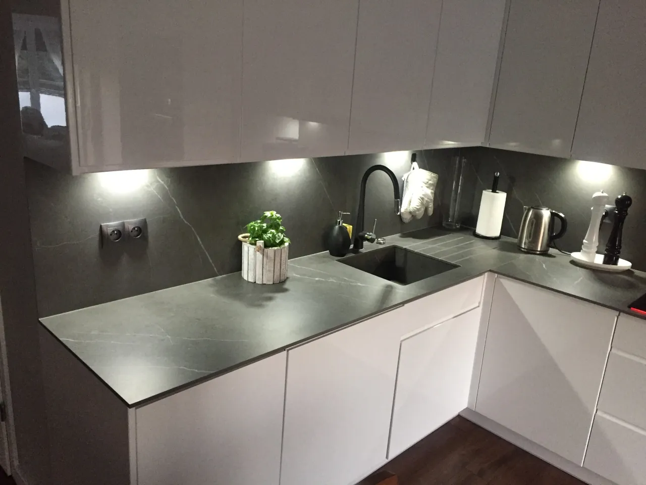 cienki blat ze spieku kwarcowego i ściana