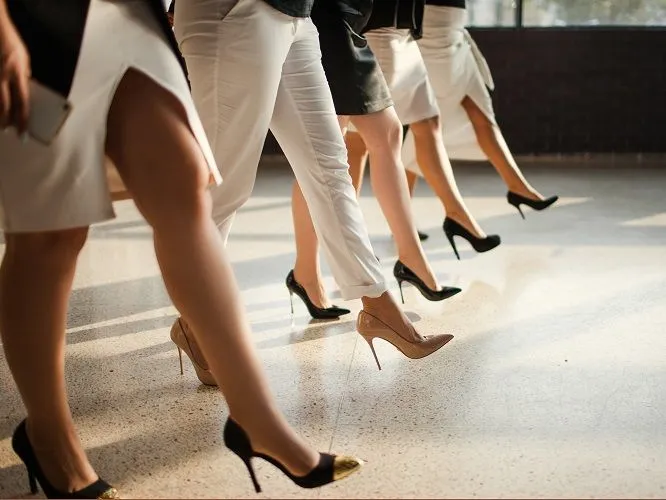 ćwiczenia chodzenia na obcasach w domu