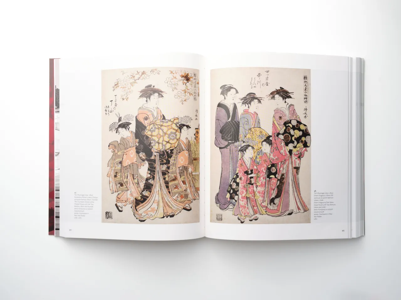 Książka prezentuje dzieła z muzeum sztuki japońskiej: barwne drzeworyty z kobietami w tradycyjnych kimonach i kwitnącymi gałązkami wiśni.