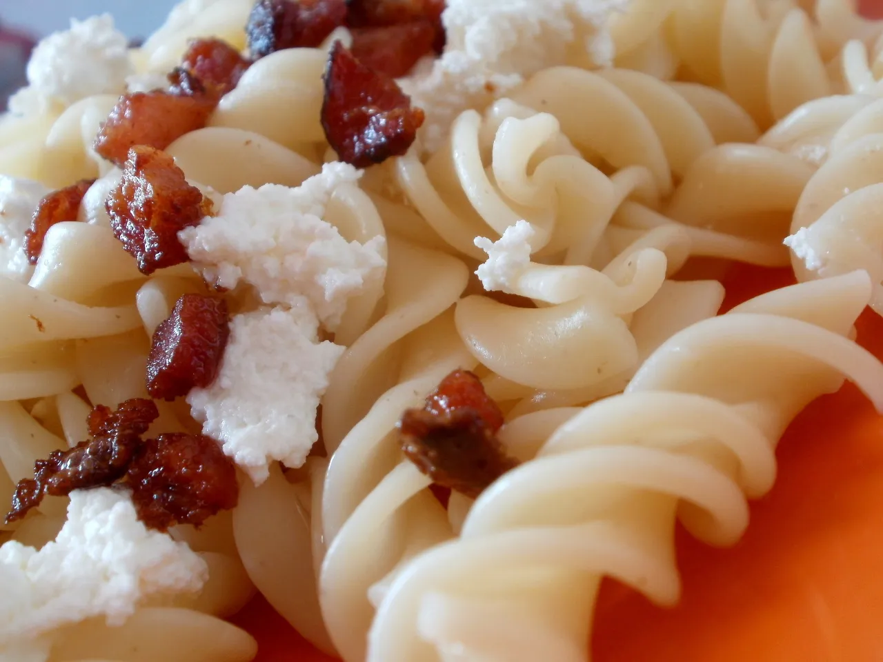 makaron z twarogiem i skwarkami